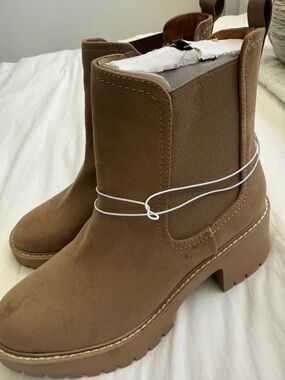Universal Thread Tan Chelsea Platform Booties